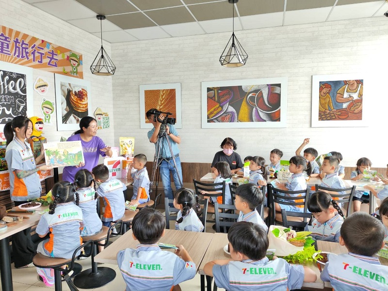 ▲鸚鵡姐姐的食農故事導讀,吸引了所有幼兒園孩童的目光。