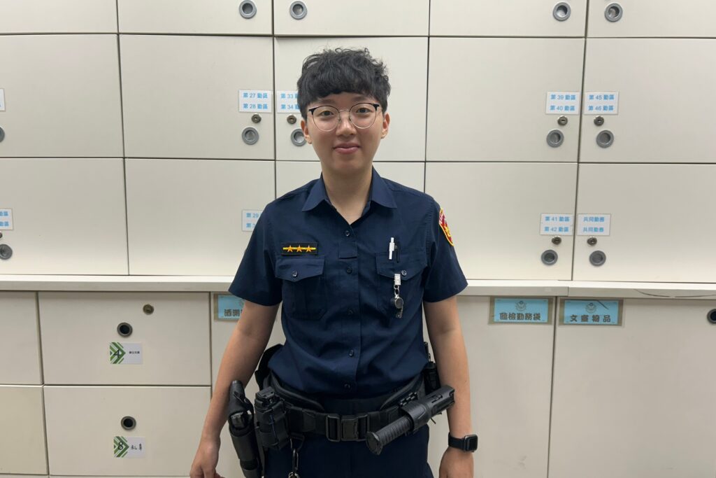 警民共譜溫情一幕  大安暖警攙扶返家