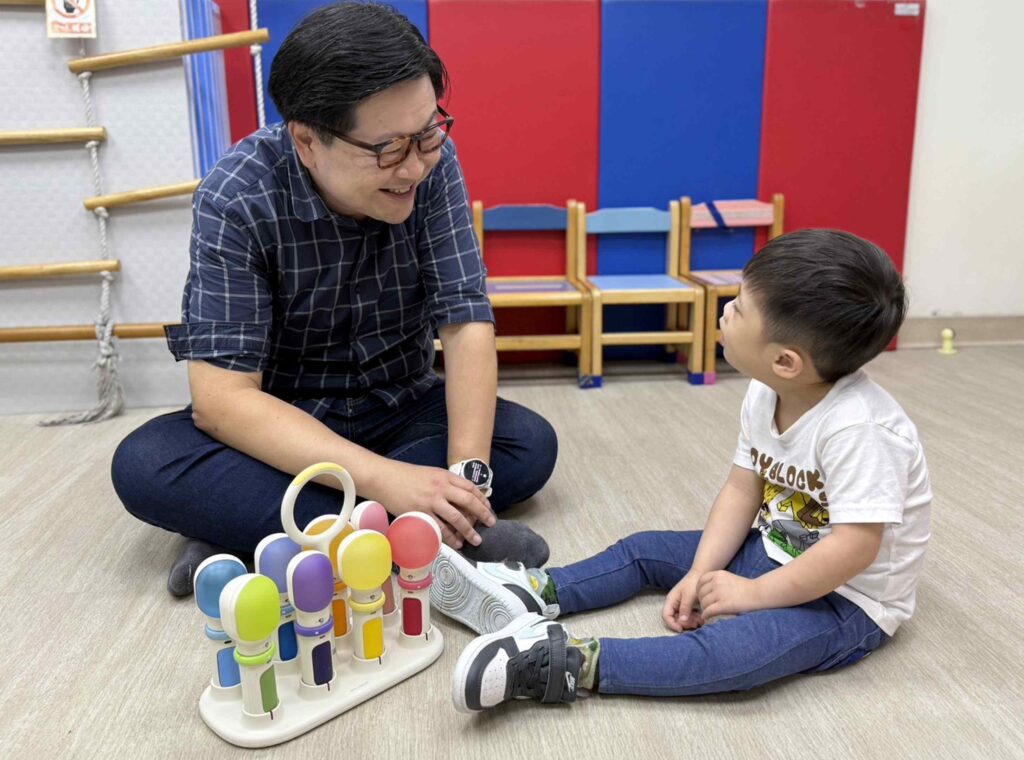 東海工設系陳儀庭奪英國設計鑽石獎 「BALABIBOP」為唐氏症童開啟療癒新可能 5 %E5%9C%96%E8%AA%AA%E4%BA%8C%EF%BC%8C%E3%80%8CBALABIBOP%E3%80%8D%E6%98%AF%E4%BB%A5%E9%9F%B3%E6%A8%82%E7%82%BA%E5%AA%92%E4%BB%8B%EF%BC%8C%E8%A8%AD%E8%A8%88%E5%87%BA%E7%B5%90%E5%90%88%E9%81%8A%E6%88%B2%E8%88%87%E4%BA%92%E5%8B%95%E5%9B%9E%E9%A5%8B%E7%9A%84%E5%BE%A9%E5%81%A5%E5%B7%A5%E5%85%B7%EF%BC%8C%E8%AE%93%E5%94%90%E6%B0%8F%E7%97%87%E5%85%92%E7%AB%A5%E5%9C%A8%E6%84%89%E6%82%85%E7%9A%84%E9%AB%94%E9%A9%97%E4%B8%AD%E8%A8%93%E7%B7%B4%E6%89%8B%E9%83%A8%E6%8E%A7%E5%88%B6%E5%8A%9B%EF%BC%8C%E6%8F%90%E5%8D%87%E5%8F%83%E8%88%87%E5%BA%A6%E8%88%87%E5%AD%B8%E7%BF%92%E5%8B%95%E6%A9%9F%E3%80%82