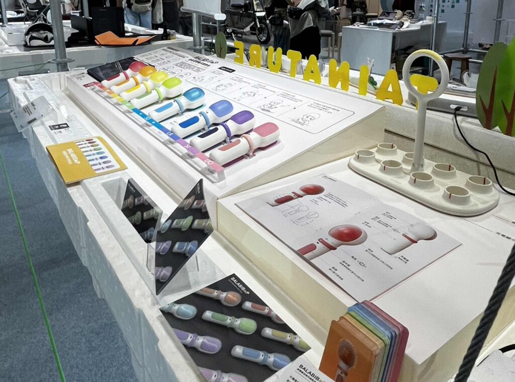 東海工設系陳儀庭奪英國設計鑽石獎 「BALABIBOP」為唐氏症童開啟療癒新可能 6 %E5%9C%96%E8%AA%AA%E4%B8%89%EF%BC%8C%E5%9C%A8%E8%A8%AD%E8%A8%88%E9%81%8E%E7%A8%8B%E4%B8%AD%EF%BC%8C%E9%99%B3%E5%84%80%E5%BA%AD%E7%A9%8D%E6%A5%B5%E5%90%B8%E6%94%B6%E5%B0%88%E5%AE%B6%E5%BB%BA%E8%AD%B0%E8%88%87%E4%BD%BF%E7%94%A8%E8%80%85%E9%9C%80%E6%B1%82%EF%BC%8C%E8%AE%93%E6%B8%AC%E8%A9%A6%E8%83%BD%E5%A4%A0%E7%9C%9F%E5%AF%A6%E5%8F%8D%E6%98%A0%E5%94%90%E6%B0%8F%E7%97%87%E5%85%92%E7%AB%A5%E8%88%87%E5%AE%B6%E5%BA%AD%E7%9A%84%E9%9C%80%E6%B1%82%EF%BC%8C%E4%BD%BF%E4%BD%9C%E5%93%81%E6%9B%B4%E5%85%B7%E5%AF%A6%E9%9A%9B%E5%83%B9%E5%80%BC%E8%88%87%E7%A4%BE%E6%9C%83%E6%84%8F%E7%BE%A9%E3%80%82 2