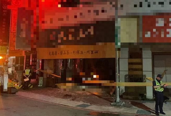私轎車直速衝入茶葉行            造成母子一死一傷慘劇
