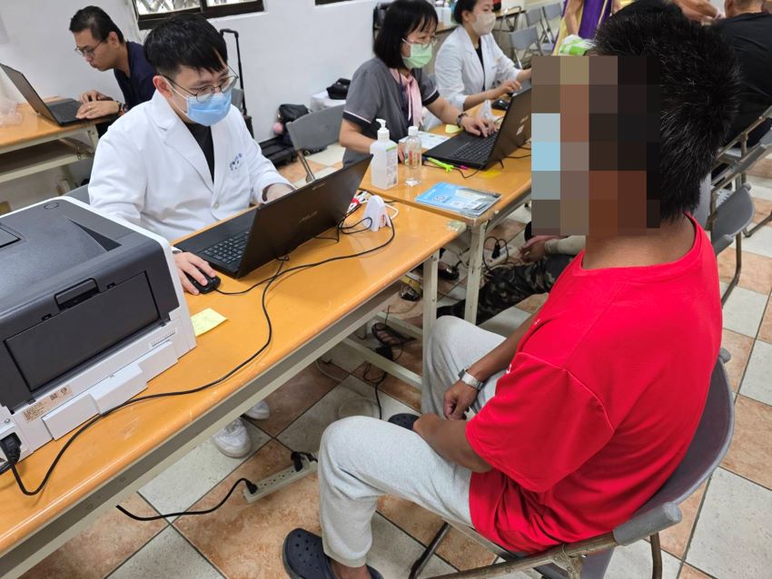 《圖說》街友陳先生(右)心跳過快、有胸悶感，慶幸有義診可以看診跟領藥。〈臺北醫院提供〉