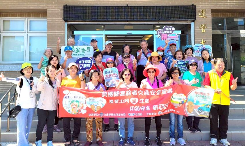 《圖說》新北市社會局舉辦高齡者大型車視野死角及內輪差實境體驗活動  長輩受益良多。〈社會局提供〉