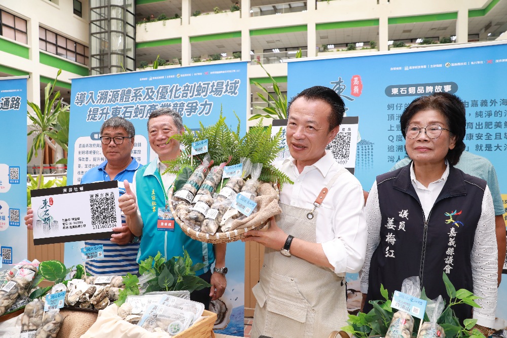 嘉義澎派嗑蚵季開跑 邀民眾11/9前來遊吃蚵享優惠 7 圖▲翁縣長說QRCode是蚵仔的身分證,掃一下就能看到產地來源和產品資訊。