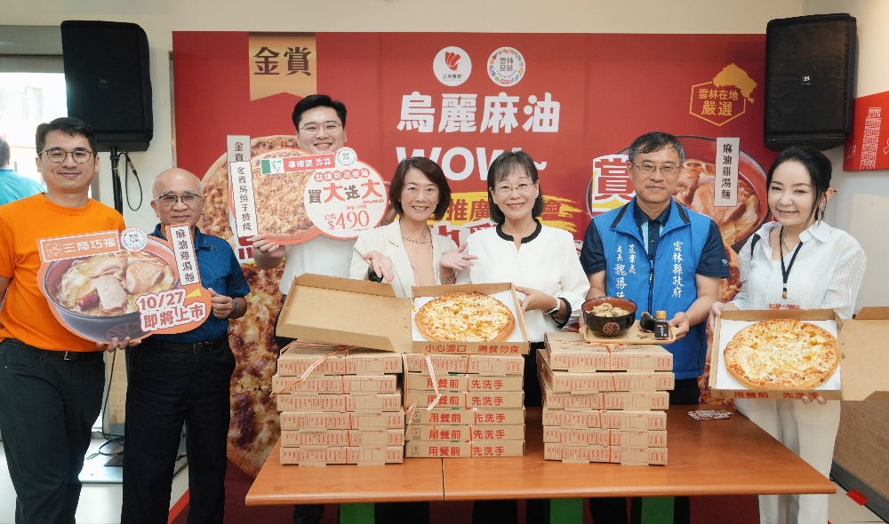 雲林良品X三商餐飲集團 烏麗麻油WOW 聯名好味接力上檔 5 圖▲拿坡里披薩.炸雞至11月3日止,於全台門市推出金味香濃滿月雙響新品烏魚子披薩買大送大的活動。