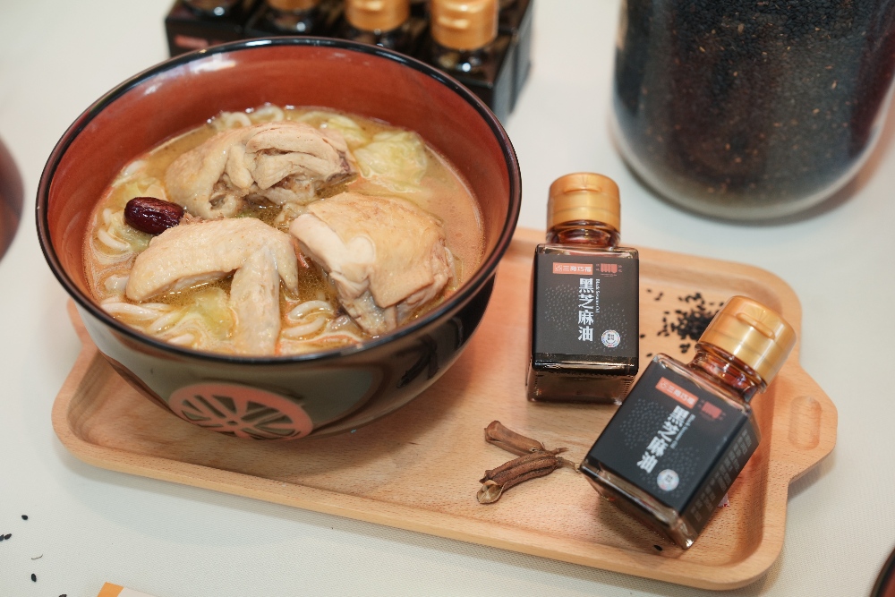 雲林良品X三商餐飲集團 烏麗麻油WOW 聯名好味接力上檔 6 圖▲「三商巧福」推出的麻油雞湯麵,將於10月27日上市。