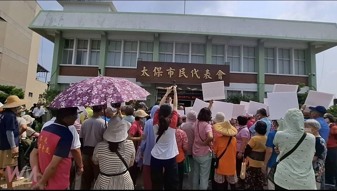 普發現金3000元卡關代表會 嘉義縣太保市民到代表會抗議 - https://www.watchmedia01.com