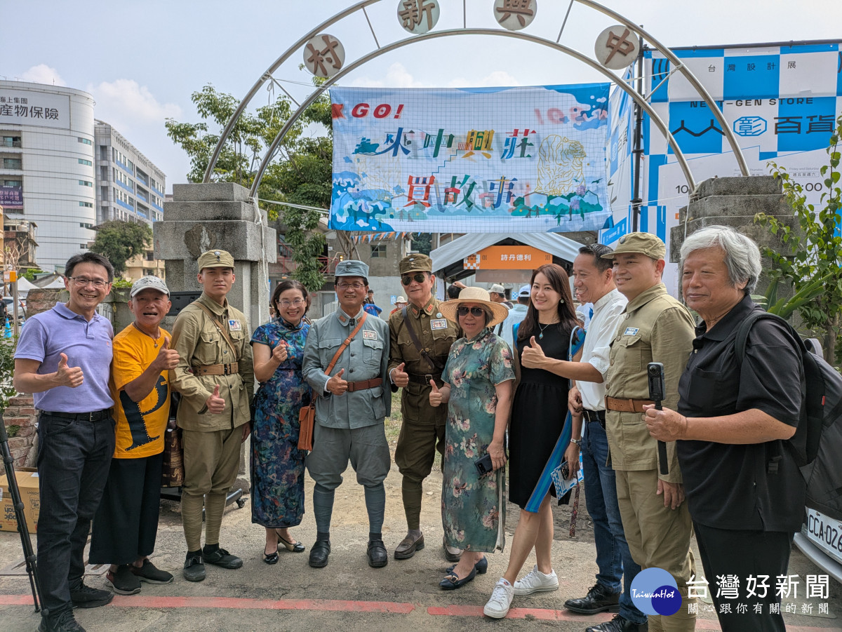 林世賢市長偕同中興莊眷村人文協進會理事長高華國（右六）共同主持中興莊行動博物館。圖／記者鄧富珍翻攝