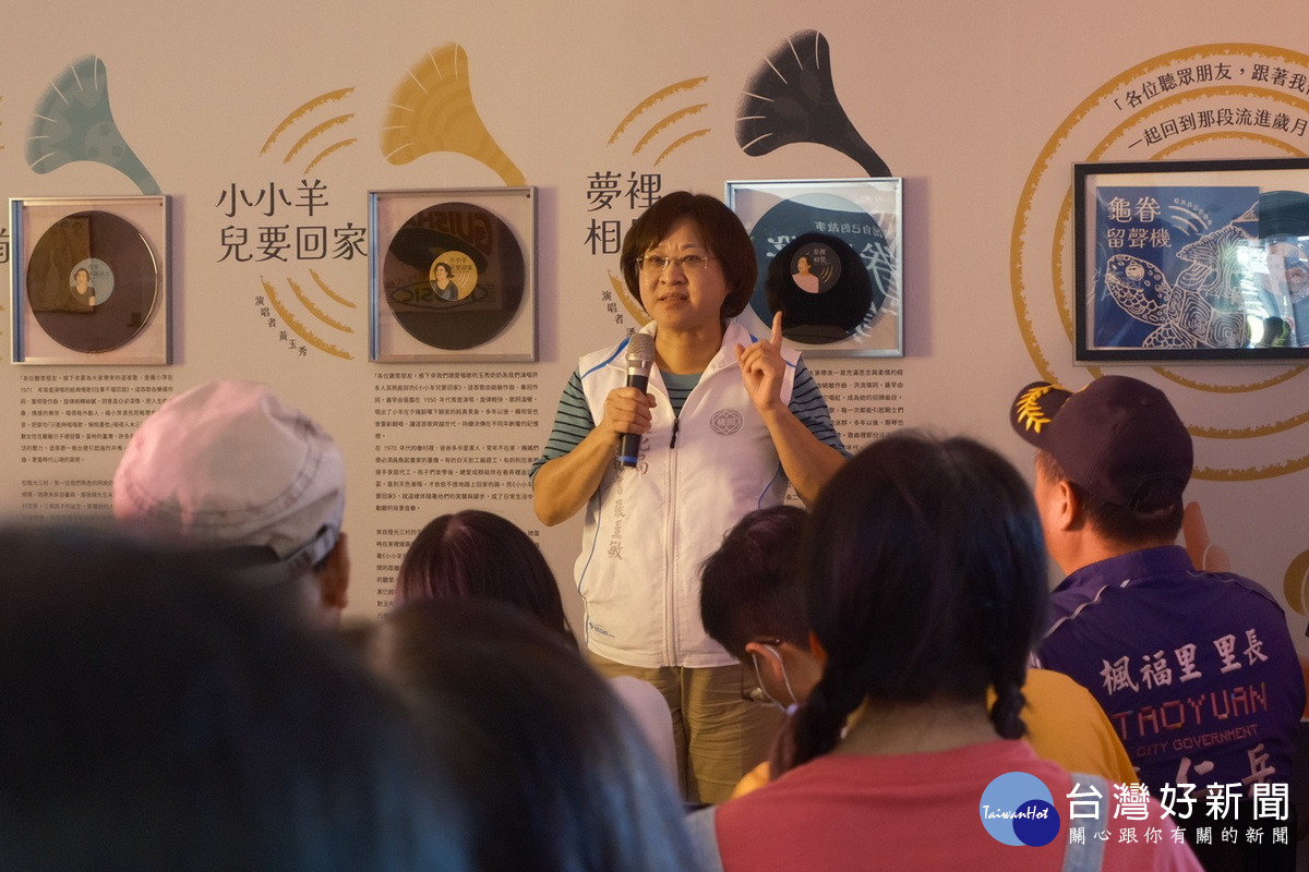 桃園市政府文化局主任秘書張至敏為「龜眷長輩圖」徵件比賽進行頒獎。<br /><br />