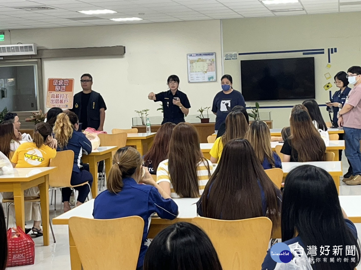 楊梅警深入轄內移工工廠反詐騙宣導。