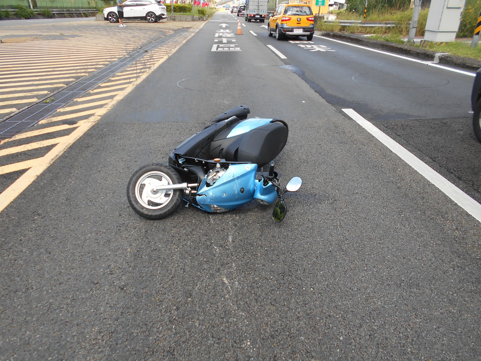 賈姓男子當時騎機車誤上國道,在基隆路段與內側車道由46歲王男駕駛的自小客車發生碰撞。