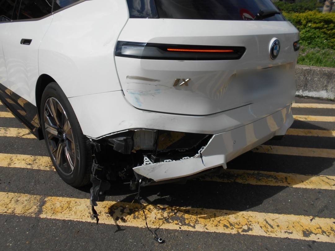 王男駕駛的BMW遭撞。
