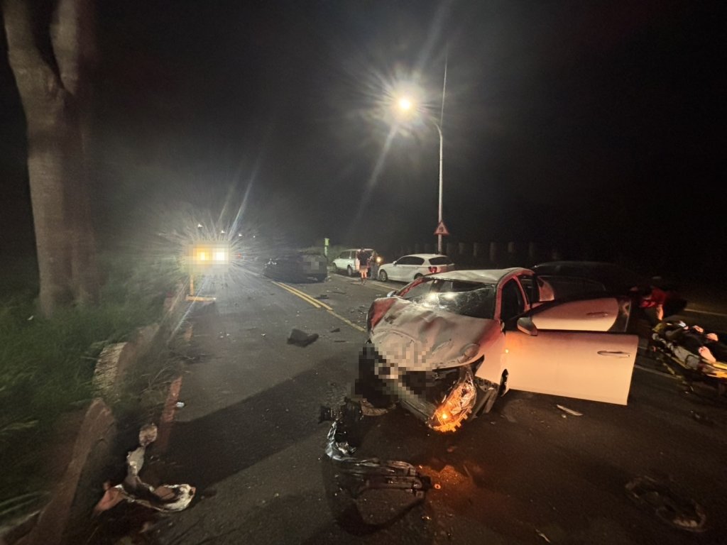 影/-酒駕自撞路墩彈飛波及對向車釀4傷-男爬副駕駛座稱被載