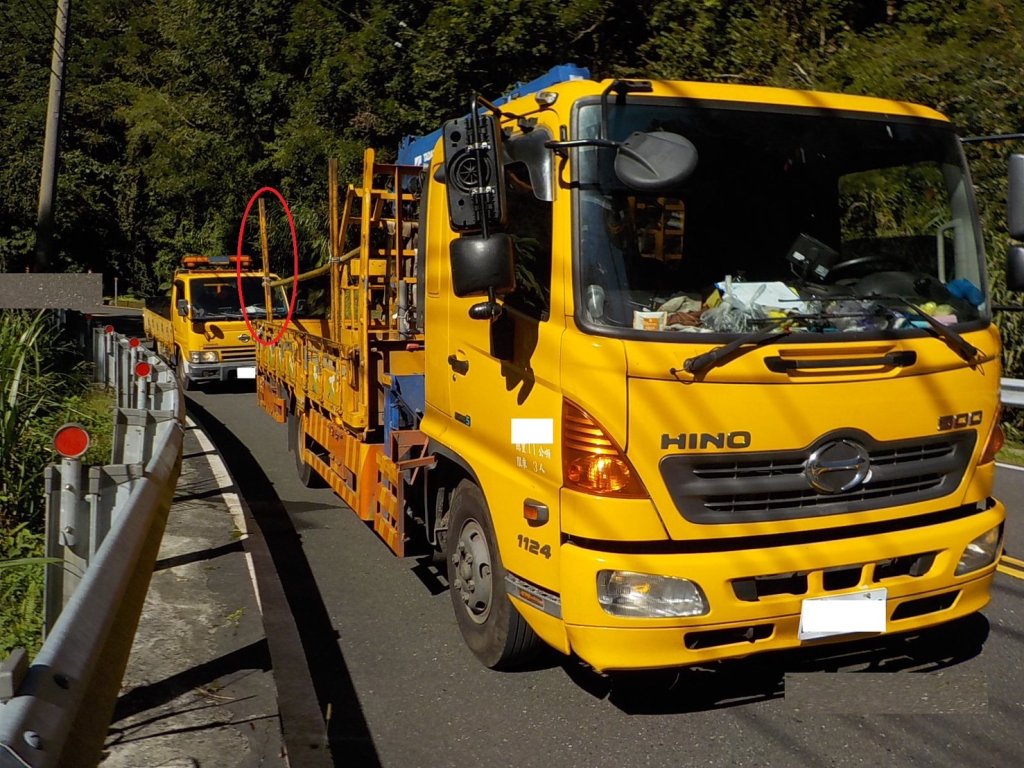 影/阿里山公路驚險一瞬!工程車貪快超車-撞飛遊覽車後照鏡