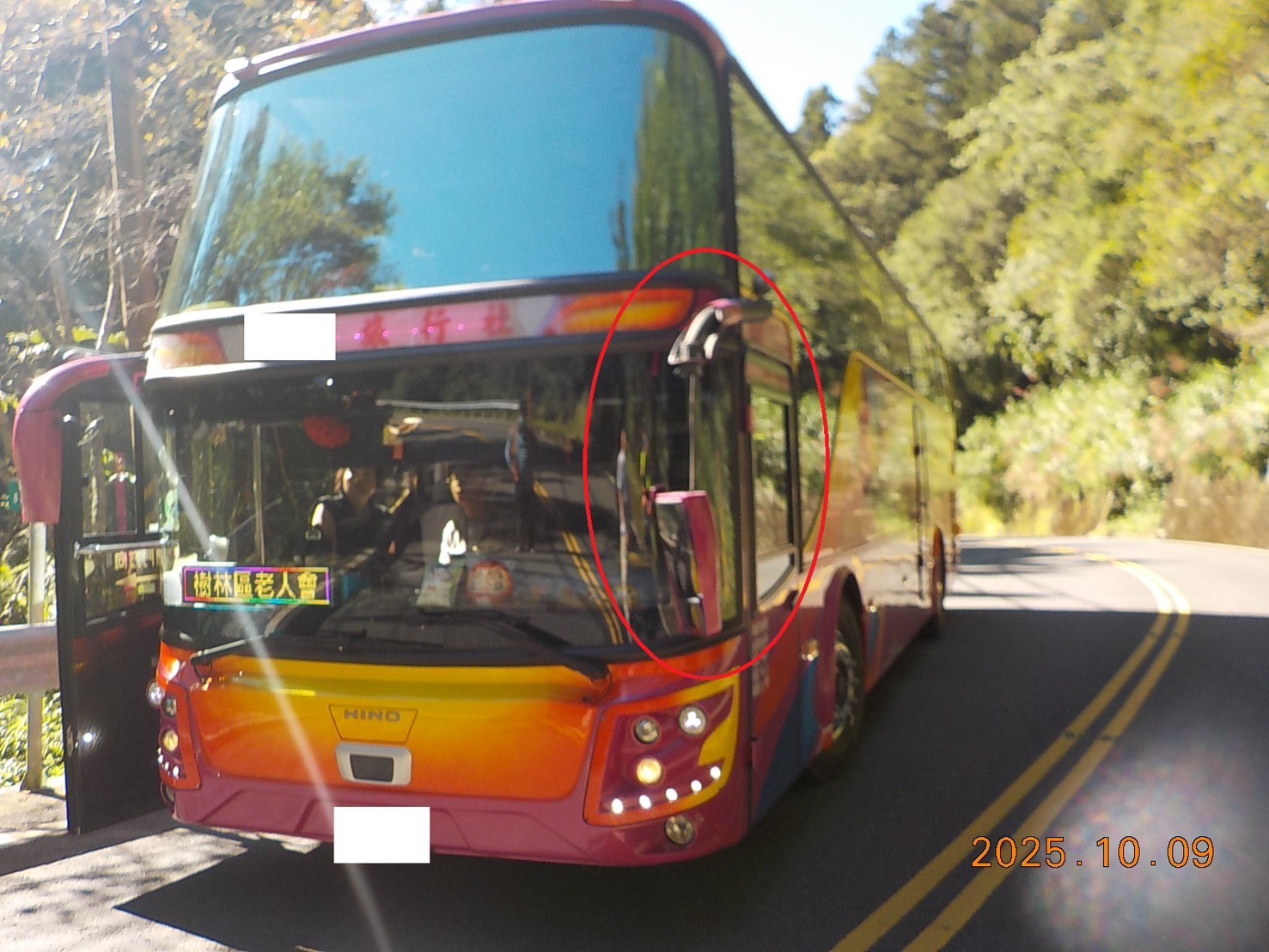 阿里山公路驚險一瞬!工程車貪快超車 撞飛遊覽車後照鏡
