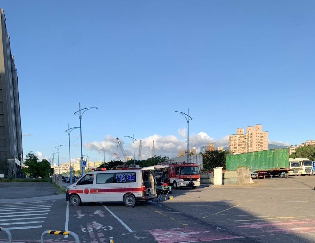 台北港外對撞事故!-汽車疑逆撞單車-5旬騎士送醫命危