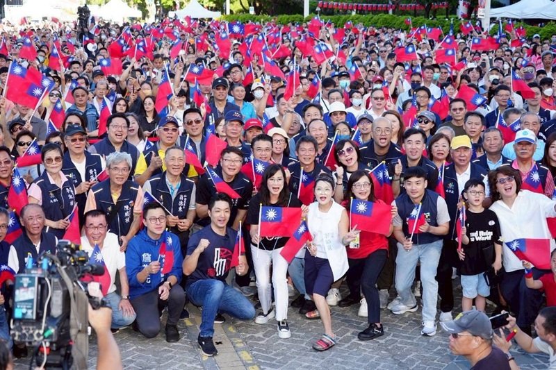 齊聚府前廣場 蔣萬安與民眾同慶中華民國114年國慶