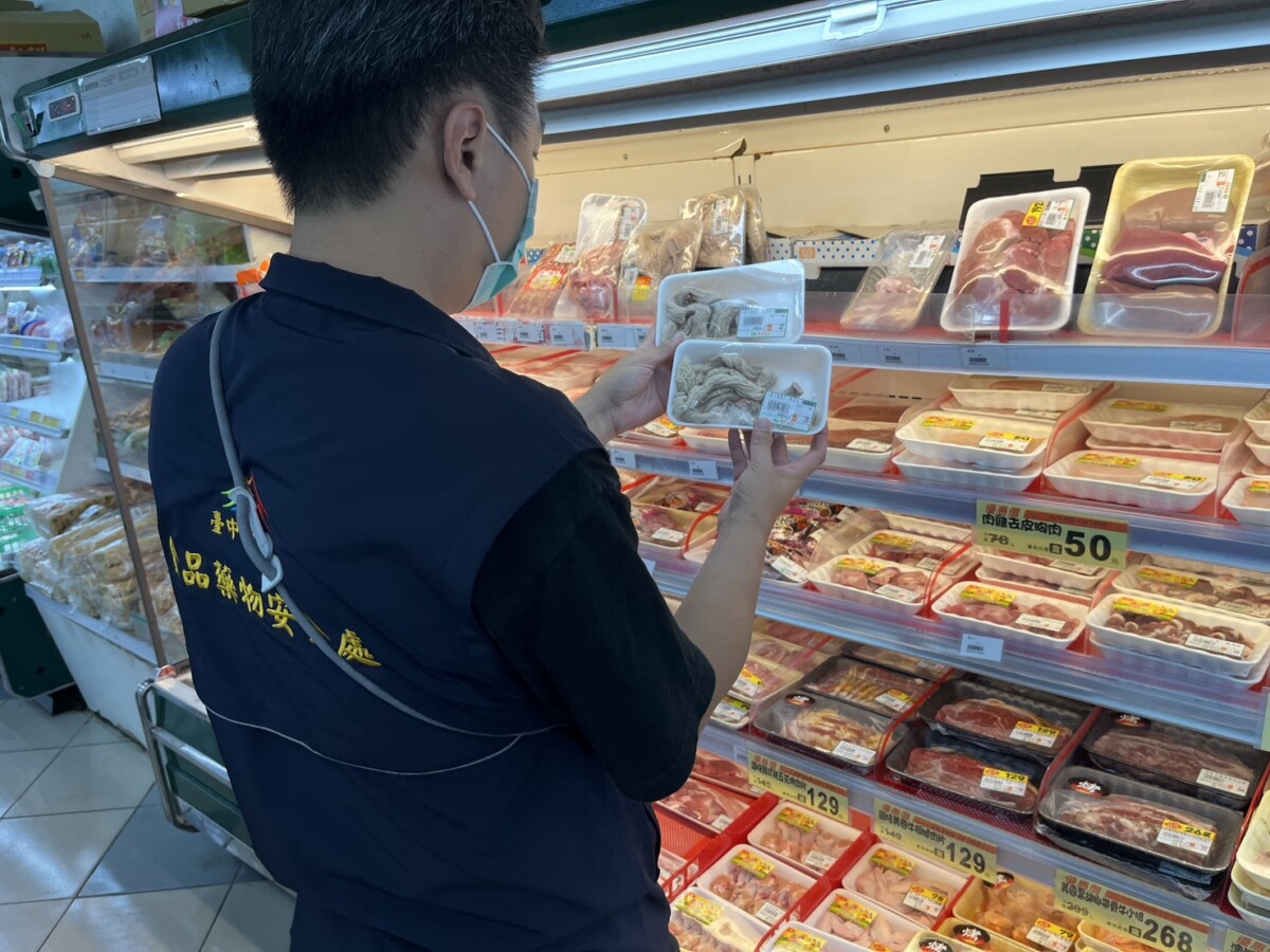 ▲食安處稽查人員針對生鮮豬腸產品擴大查驗。(圖/中市府提供)