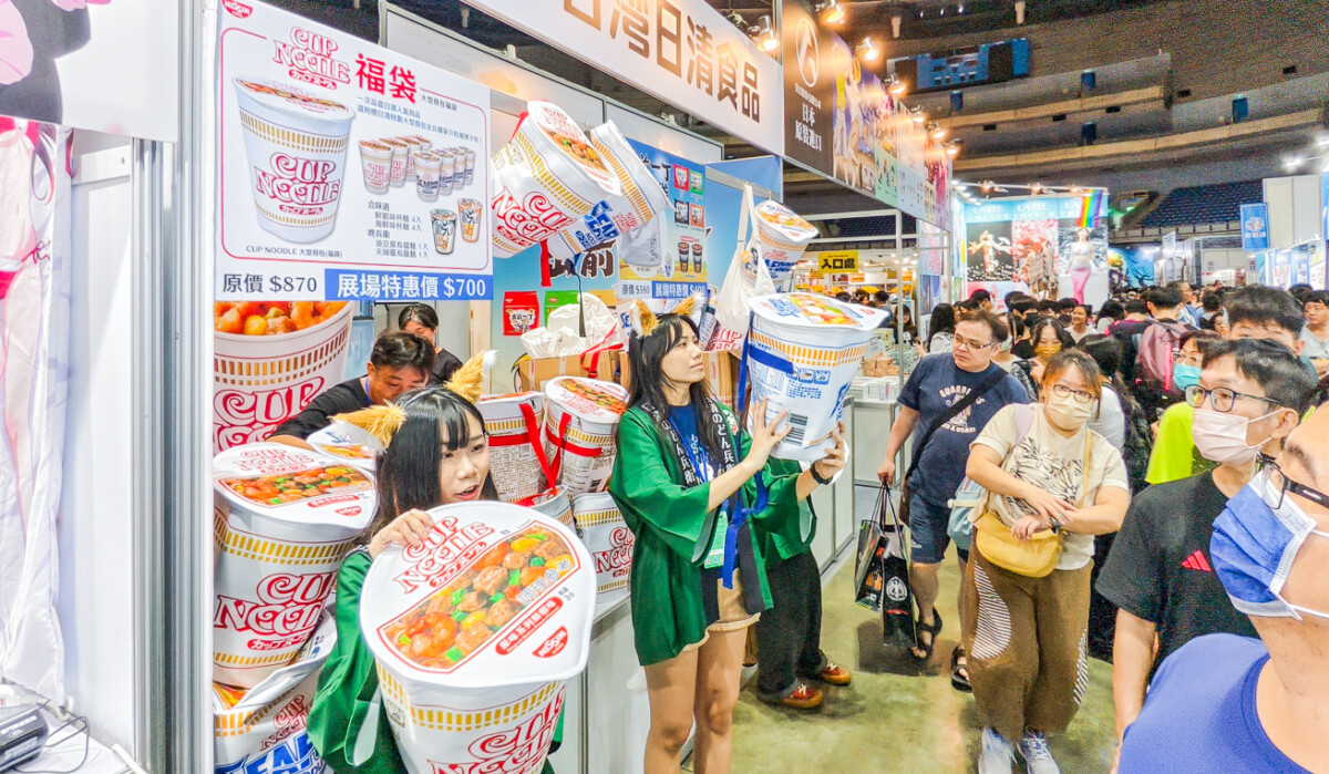 ▲國際動漫展攤位也推出一大桶的泡麵福袋。（圖/記者黃淑貞攝）