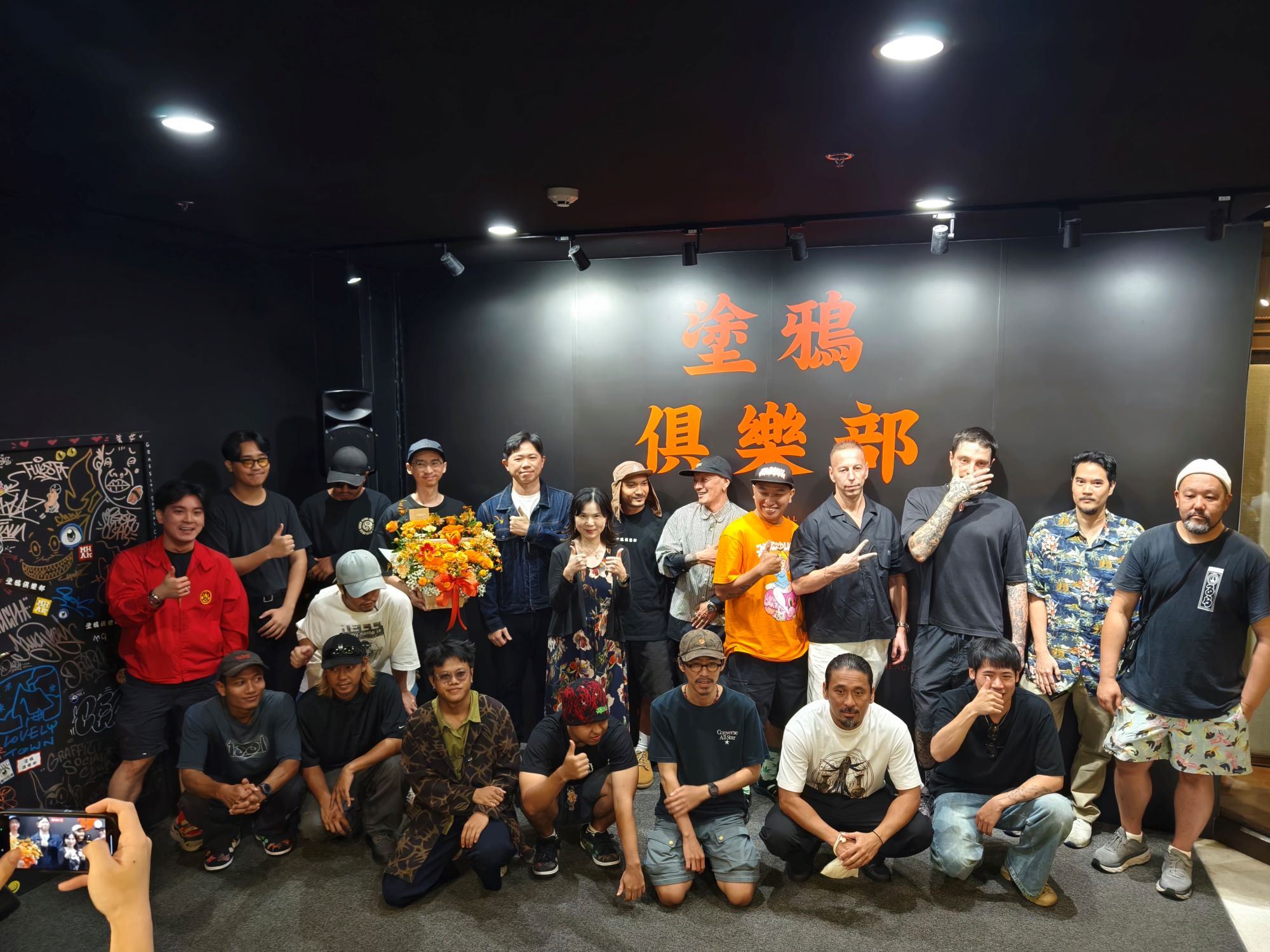 畫布不夠狂！台灣「塗鴉俱樂部」將曼谷畫廊變公眾牆面