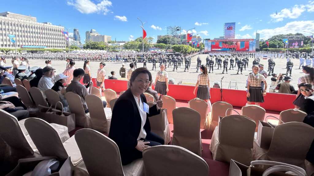 ▲大村國小合唱團領唱國歌，彰化縣長王惠美讚許大村國小不僅為彰化之光，更是台灣之光，天籟美聲響徹總統府廣場。（彰化縣政府提供）