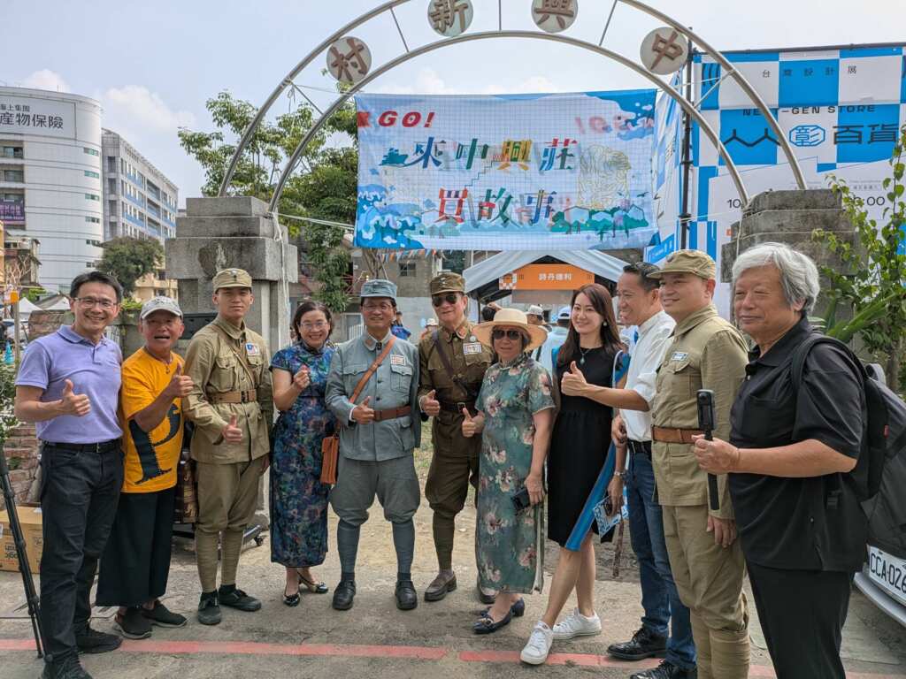 ▲彰化市長林世賢偕同中興莊眷村人文協進會理事長高華國(右六)共同主持中興莊行動博物館。(彰化市公所提供)