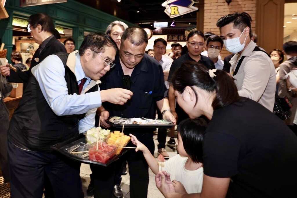 ▲臺南市長黃偉哲邀請民眾品嘗在地水果。