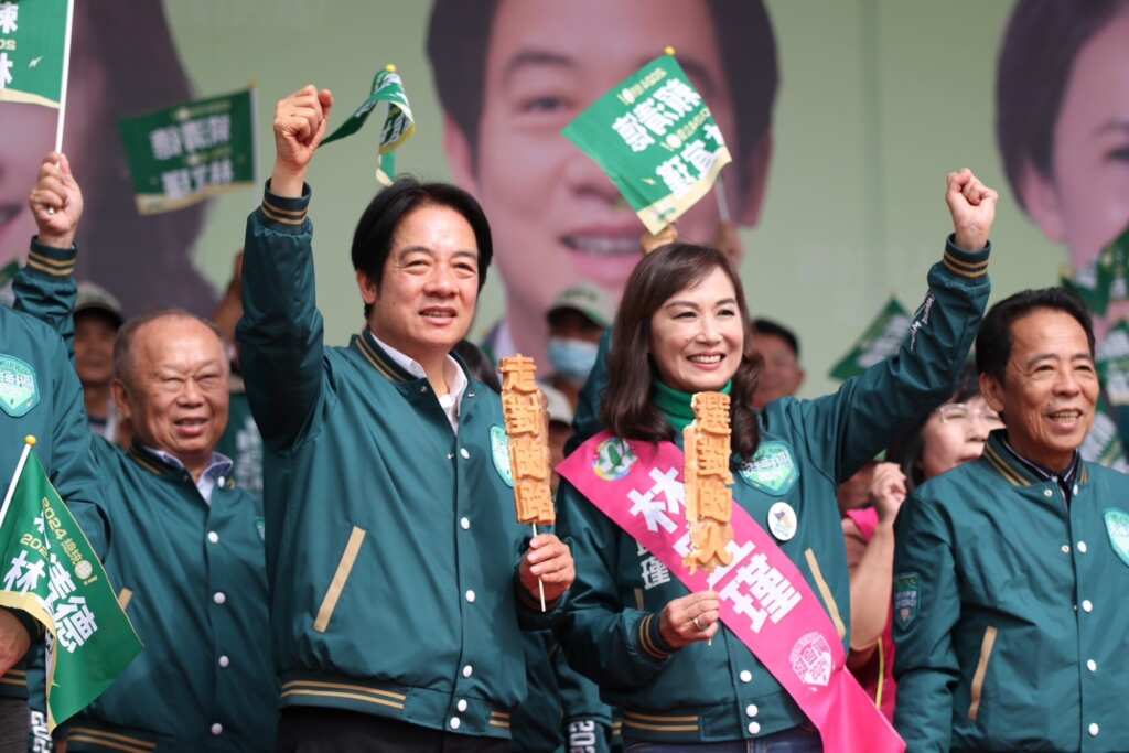 ▲現任立委林宜瑾詐領助理費逾1,412萬元遭檢方起訴,對比當年競選立委個人手拿標語頗感諷刺。