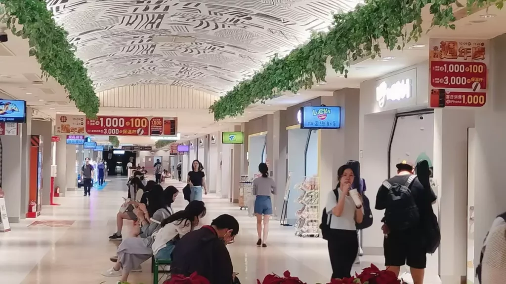 東森廣場台北車站K區地下街週年慶活動,推出滿千送百、滿3,000送保溫杯、台灣Pay回饋20%等多重優惠,現場熱鬧滾滾,吸引民眾搶購。