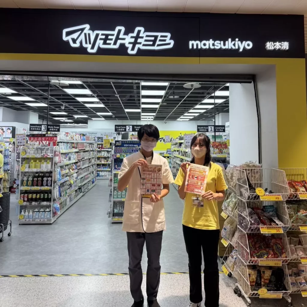 店員們邀請民眾一起共度東森廣場台北車站K區地下街週年慶,分享歡樂氣氛。
