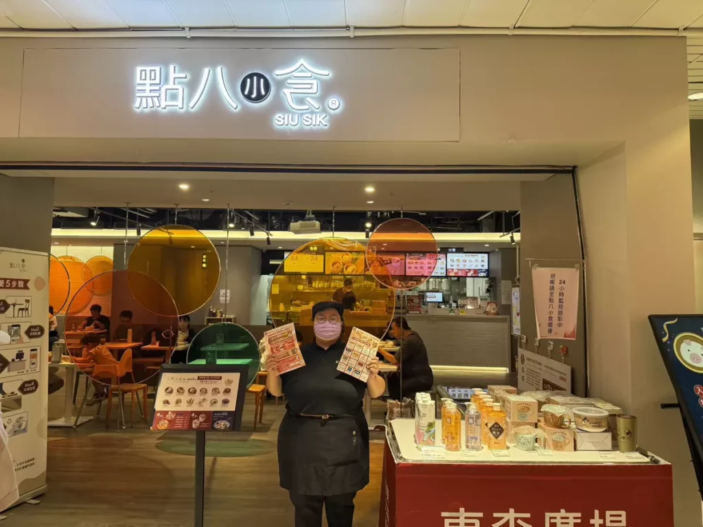 店員們邀請民眾一起共度東森廣場台北車站K區地下街週年慶,分享歡樂氣氛。