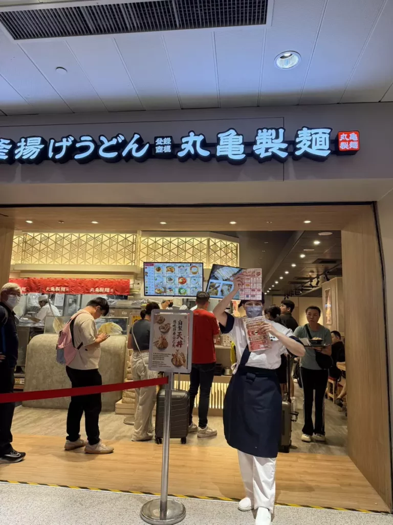 店員們邀請民眾一起共度東森廣場台北車站K區地下街週年慶,分享歡樂氣氛。