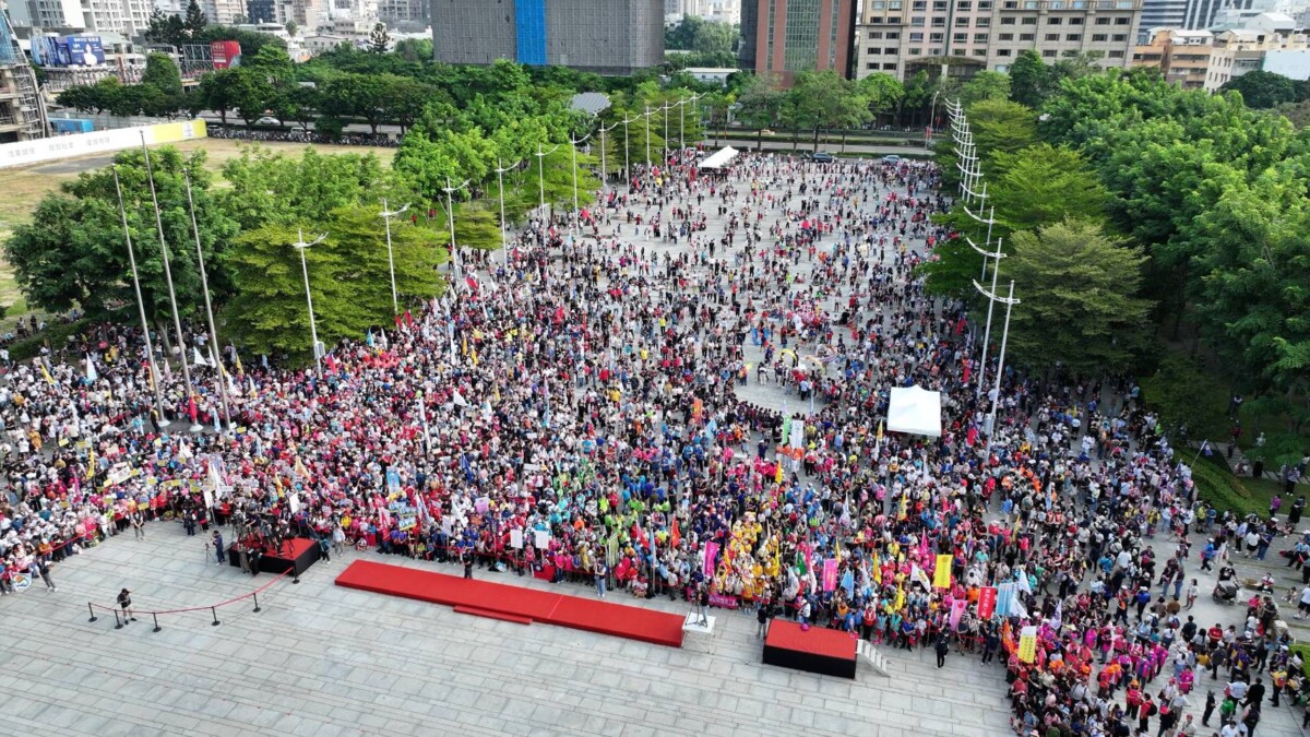 ▲中市府國慶升旗2.3萬人次擠爆府前廣場、紀念物秒殺。
