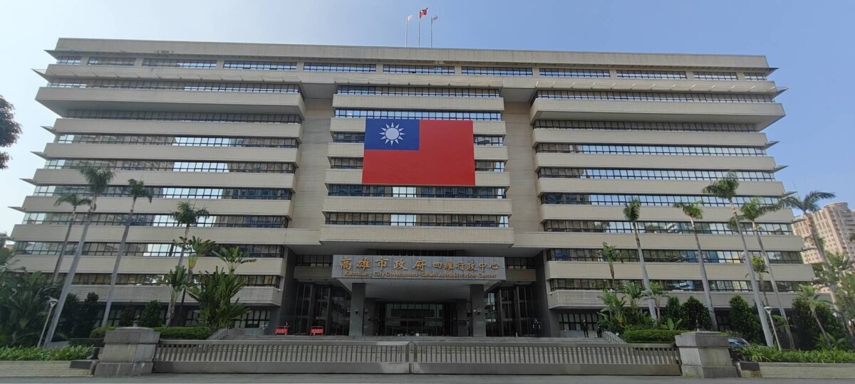 ▲慶國慶氣勢滿滿!高市府懸掛15公尺巨幅國旗,駁斥不實指控。