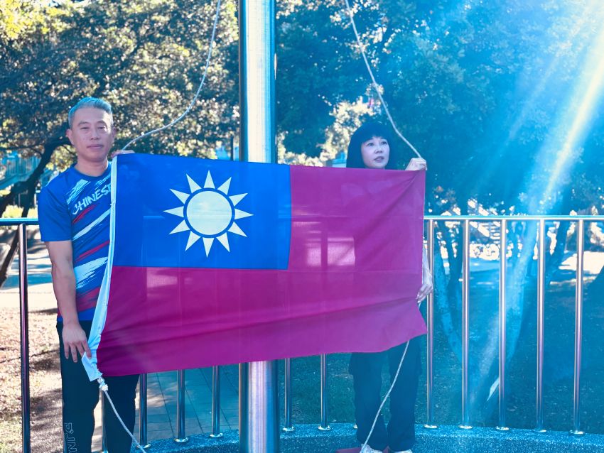 旗海翻騰國歌響徹雲霄 林口3000人歡慶雙十 4 《圖說》新北市林口區雙十國慶升旗典禮,蔡淑君邀請市狀運羽球競賽三冠王「曾冠一」擔任升旗手。〈林口區公所提供〉