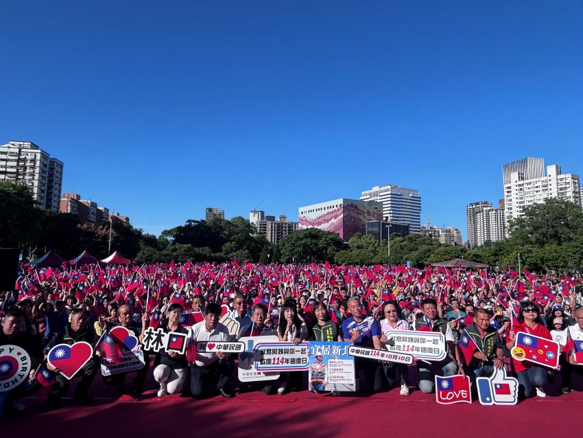 旗海翻騰國歌響徹雲霄 林口3000人歡慶雙十 6 《圖說》林口地方士紳、區公所在林口運動公園舉辦國慶升旗典禮,逾3000名民眾迎晨光熱情參與。〈林口區公所提供〉