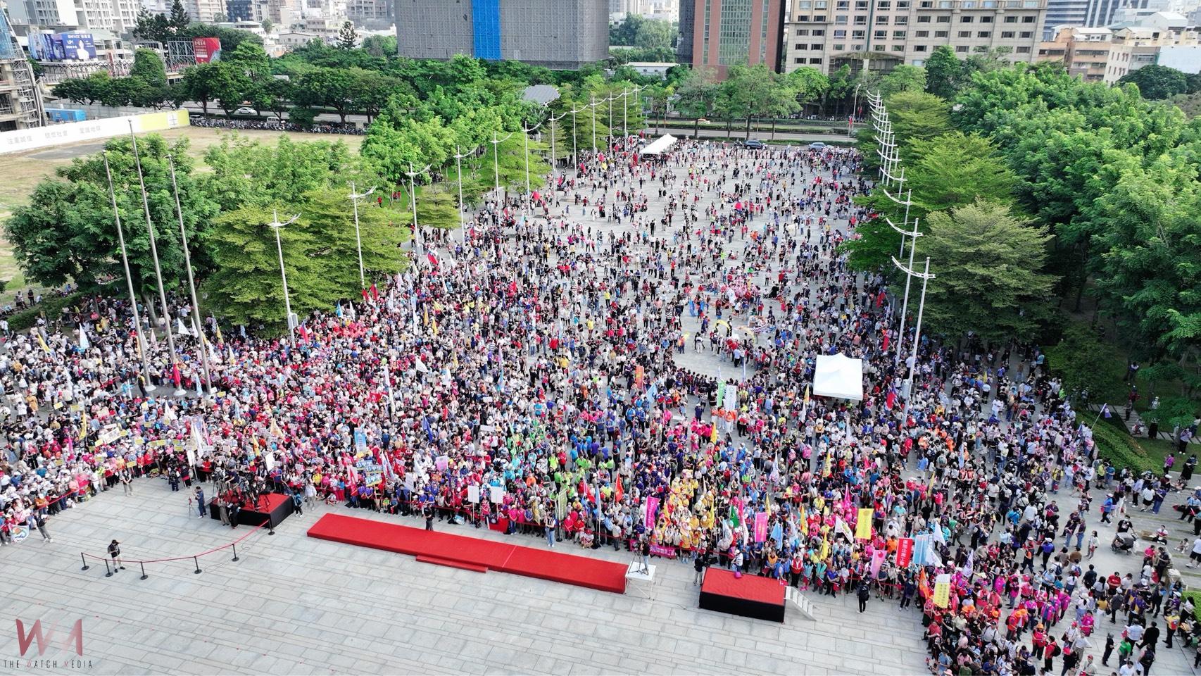 中市府雙十國慶升旗典禮盛大登場 2.3萬人次擠爆府前廣場、紀念物秒殺 - https://www.watchmedia01.com