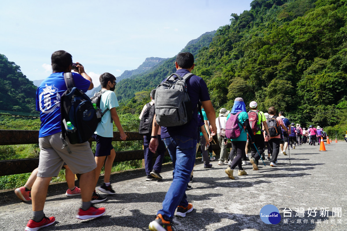 漫步山林,笑聲在林間迴盪,幸福就在當下。