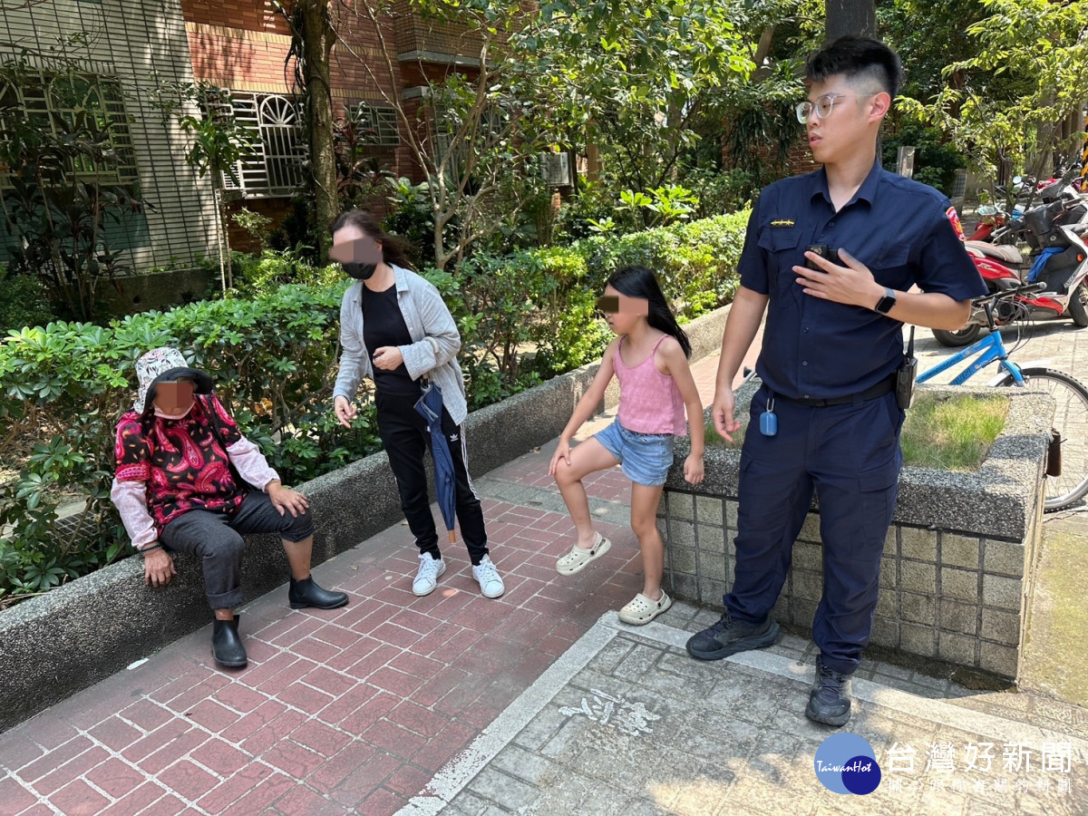 壢警熱心助迷途長者返家。