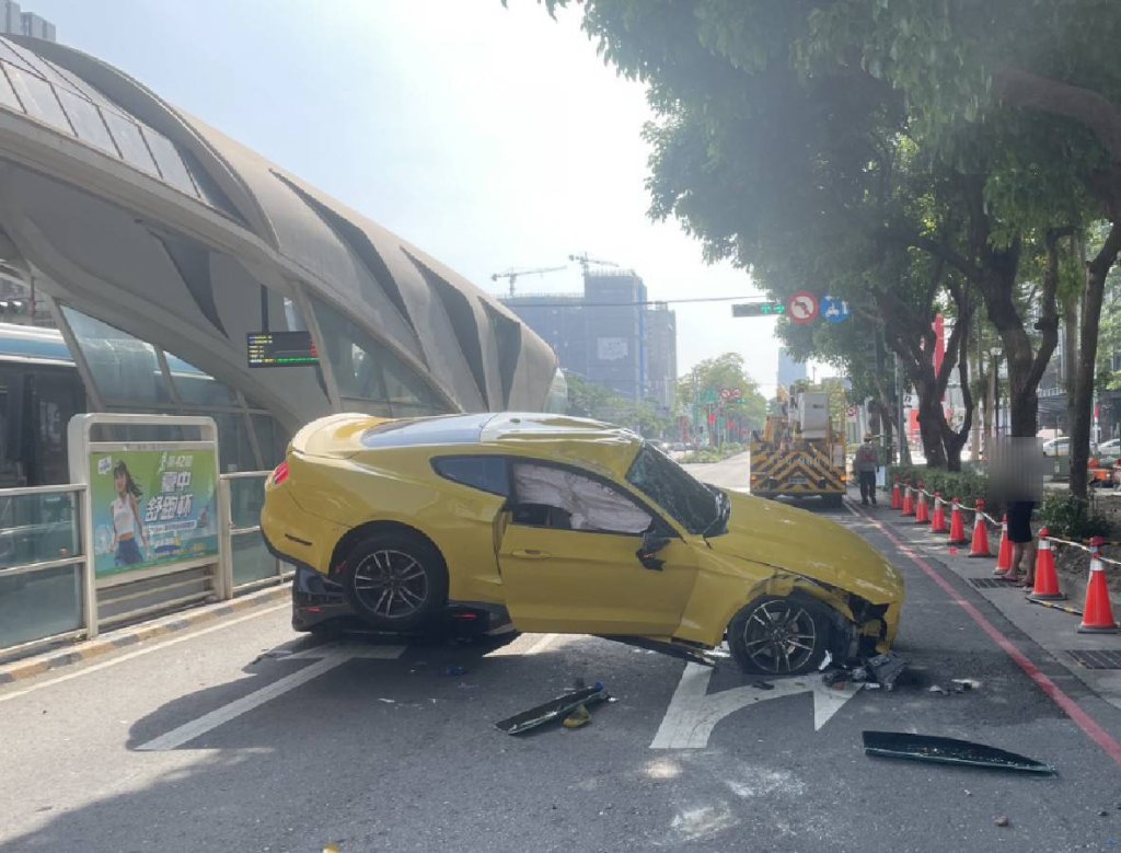台中「福特野馬」出事了! 自撞人行道及兩輛機車翻覆