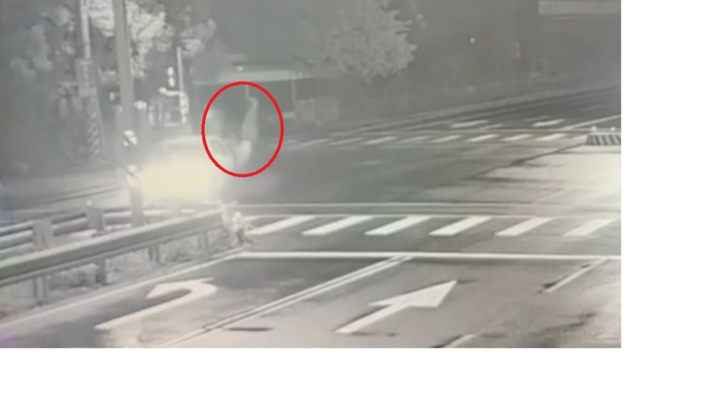 撞擊畫面曝光!花蓮機車騎士酒駕被自小客車撞飛 全身多處受傷送醫