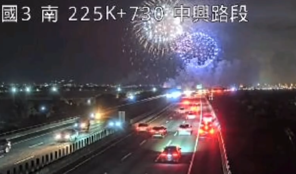 國道3號路肩停車看煙火! 國道警方勸離