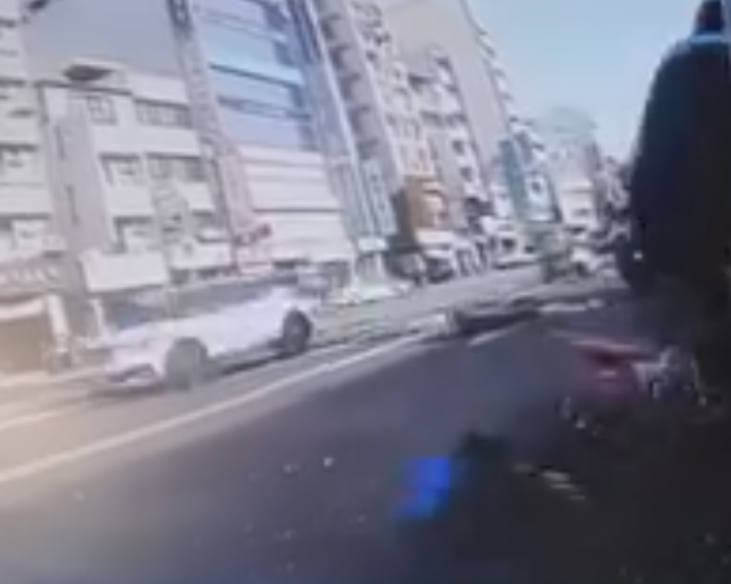 驚險!台中機車騎士連人帶車被撞倒滑行 路人險被掃到「差一點腳都沒了」