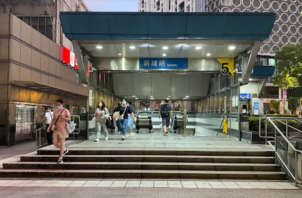 塑膠鞋闖禍! 新埔站捷運站電扶梯卡住4人摔倒受傷