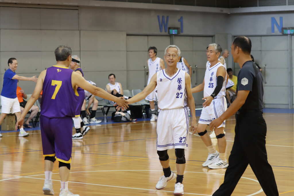 75歲的黃憲章(中)不僅獨得兩面世壯運金牌，也在躍馬盃第一仗狂摘14分，顯示寶刀不老的躍馬中原戰鬥力。 (魏冠中攝影)