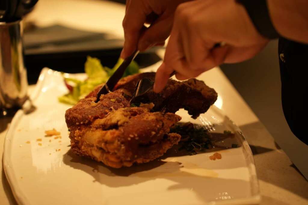 ▲椒鹽大元蹄以獨家香料醃漬入味，經數小時滷製、再以高溫油炸逼出外皮金脆的口感，是膳馨創立以來最受歡迎的拿手菜之一。（膳馨餐飲集團提供）
