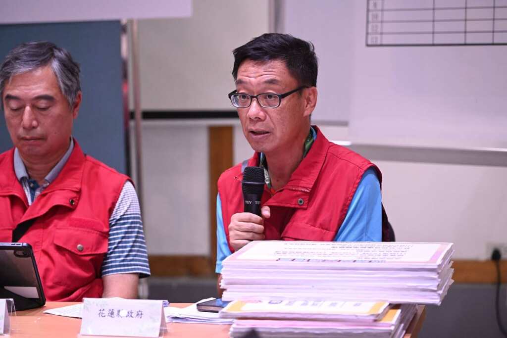 ▲馬太鞍堰塞湖災後重建進度說明會,花蓮縣政府說明進度。