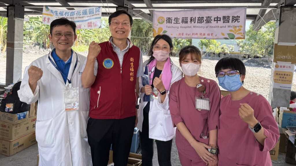 ▲衛生福利部附屬醫療及社會福利機構管理會（簡稱衛福部醫福會）副執行長王裕煒（左二），今日在花蓮醫院林哲民副院長（左一）陪同下，前往花蓮光復佛祖路旁「臺中醫院醫療站」探視傷者與災民就醫狀況，也跟醫療站的柯昊錚醫師（中）、蕭子涵（右一）與洪瑜緹（右二）兩護理師說聲「辛苦了！」（台中醫院提供）