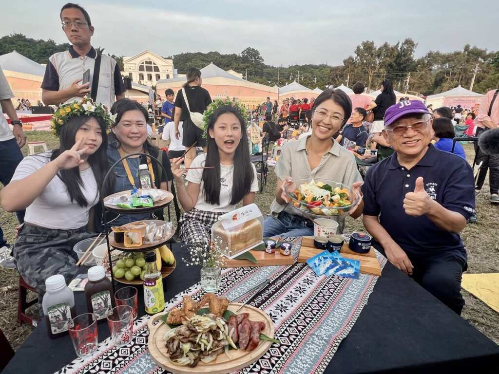 ▲馬拉桑野餐趣熱鬧登場,許淑華與千人同歡共享茶香音樂午後時光。