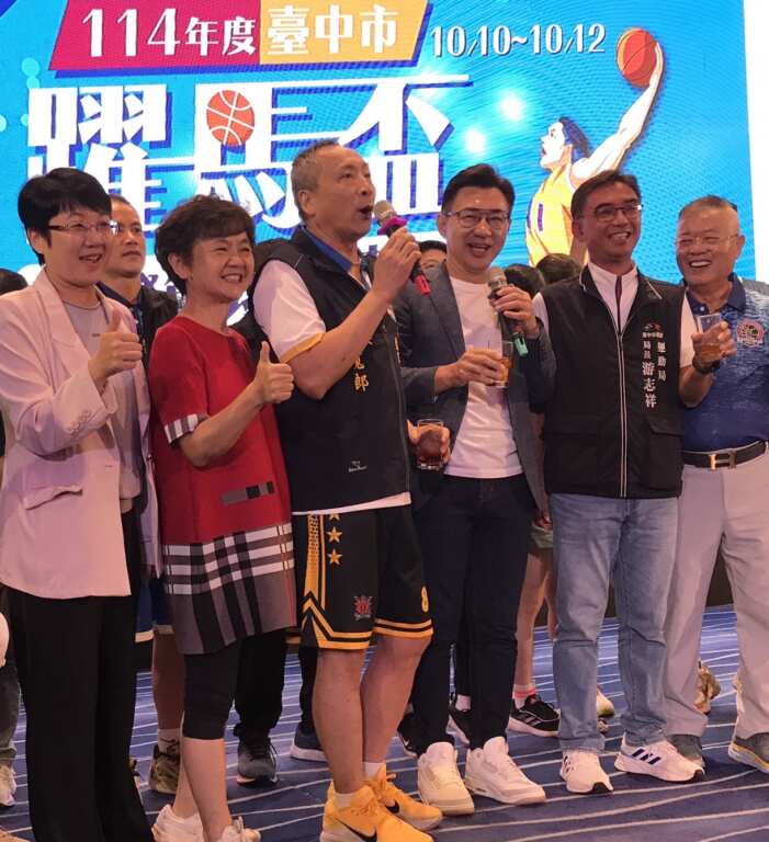 立法院副院長江啟臣(右三)將出馬角逐市長，承諾明年是馬年要繼續支持躍馬盃籃球賽。 (魏冠中攝影)
